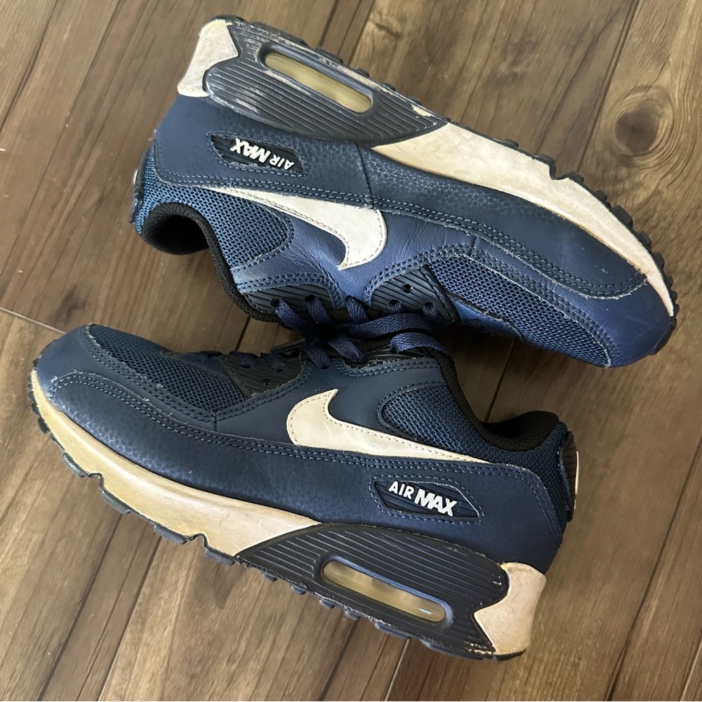 Used in good condition. Kids Nike Air Max. Size 2.5Y